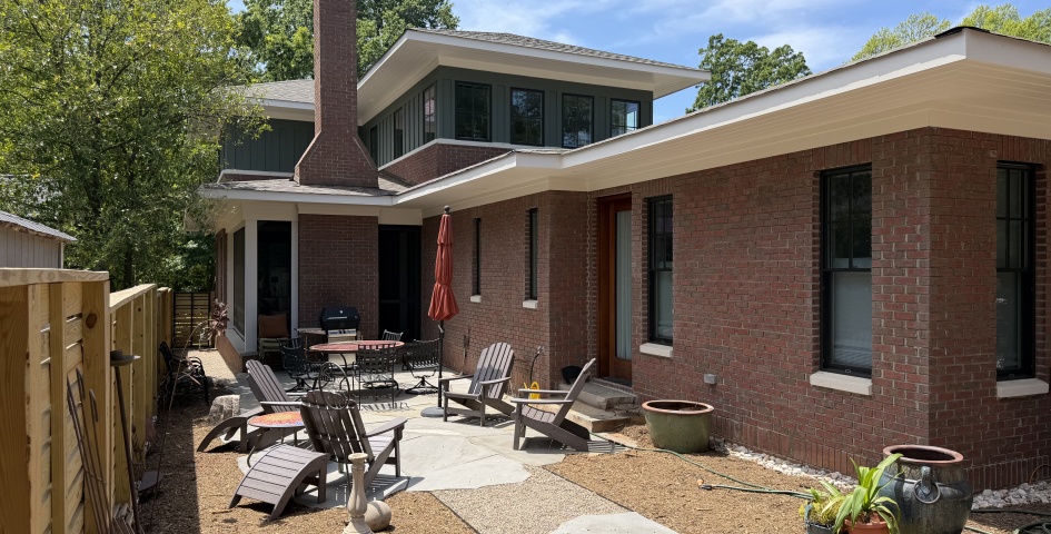 A modern house and carriage house in a historic neighborhood